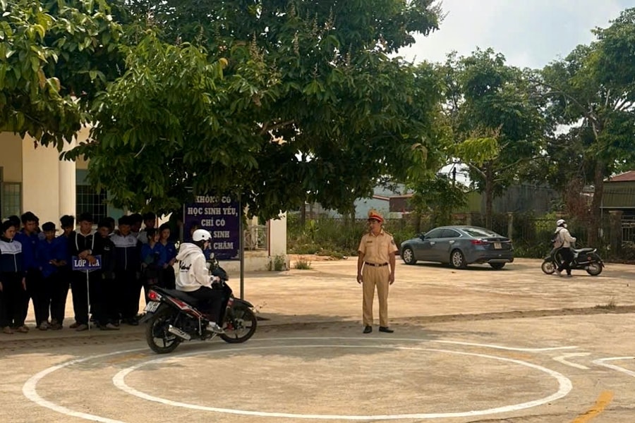 Đắk Lắk: Tuyên truyền pháp luật giao thông gắn với thực hành kỹ năng lái xe an toàn