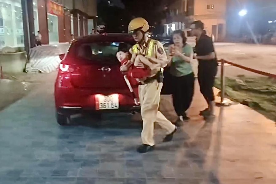 Hà Nội: Mở đường "xuyên" giờ cao điểm, CSGT kịp thời đưa cháu bé bị hóc dị vật đi cấp cứu