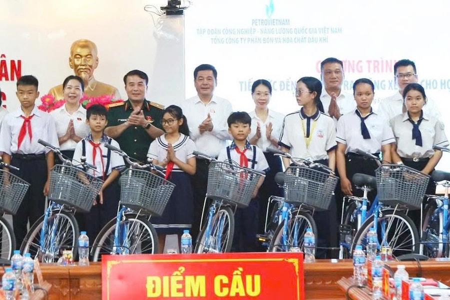 Phó Chủ tịch Quốc hội Nguyễn Hồng Diên trao tặng 50 xe đạp cho học sinh xã Tuy Phước, Gia Lai