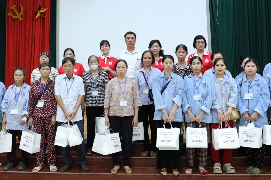 Hội Chữ Thập đỏ phường Phú Thượng trao quà cho bệnh nhân Bệnh viện K Tân Triều