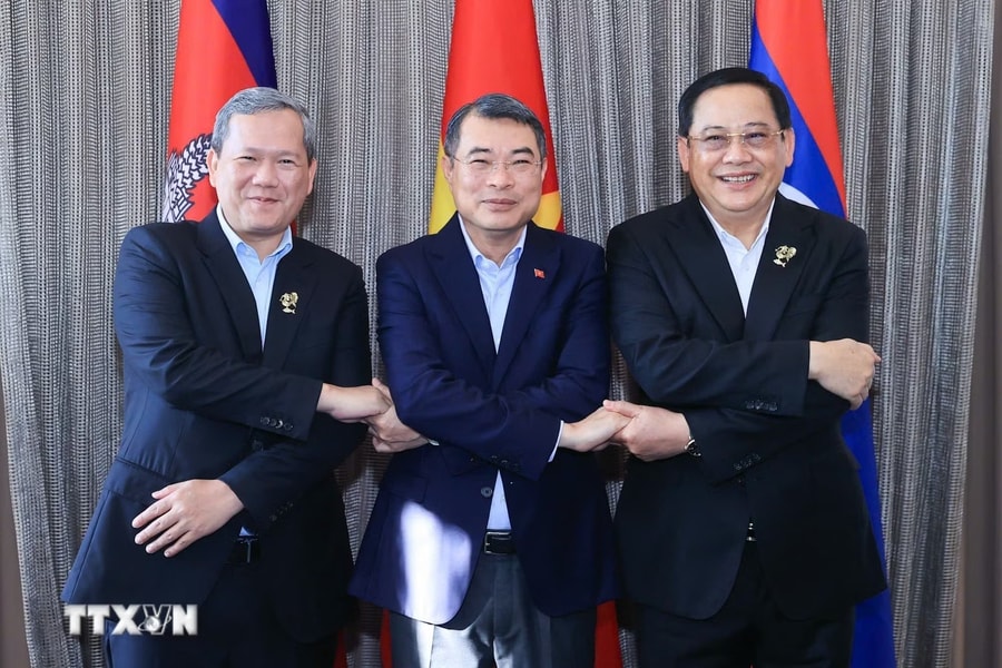 Thủ tướng ba nước Campuchia - Lào - Việt Nam ăn sáng và làm việc