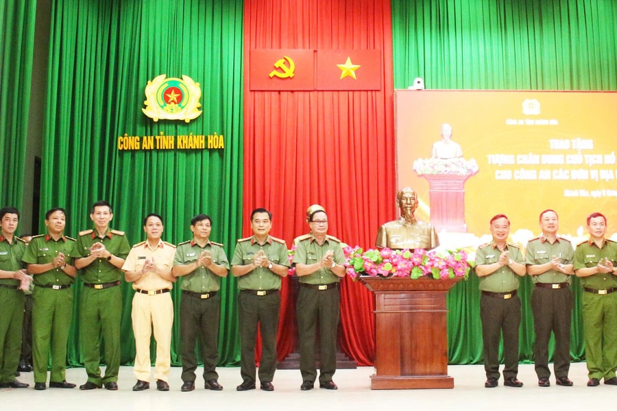 Công an Khánh Hòa trao tặng 100 tượng chân dung Chủ tịch Hồ Chí Minh cho các đơn vị