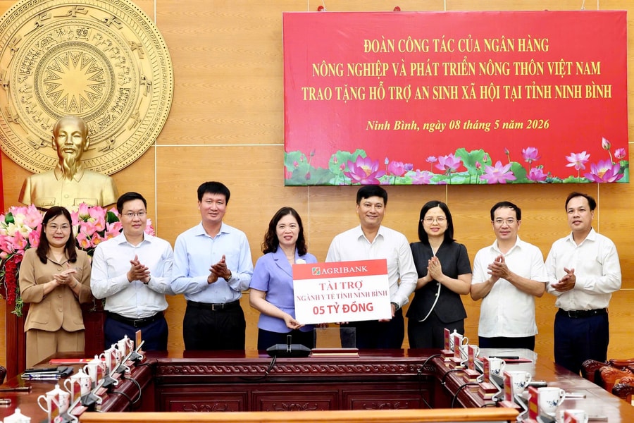 Agribank trao tặng 5 tỷ đồng an sinh xã hội tại Ninh Bình