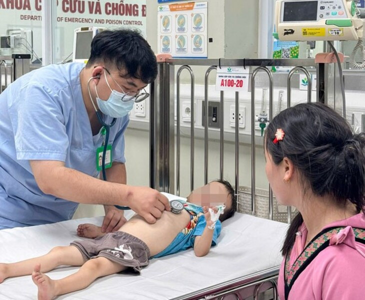 Giành sự sống cho bé trai có trái tim to bất thường