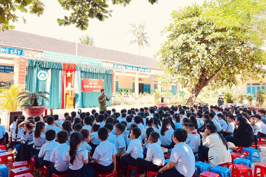 Khánh Hòa: Nâng cao kỹ năng phòng cháy, chữa cháy cho cán bộ, giáo viên, học sinh
