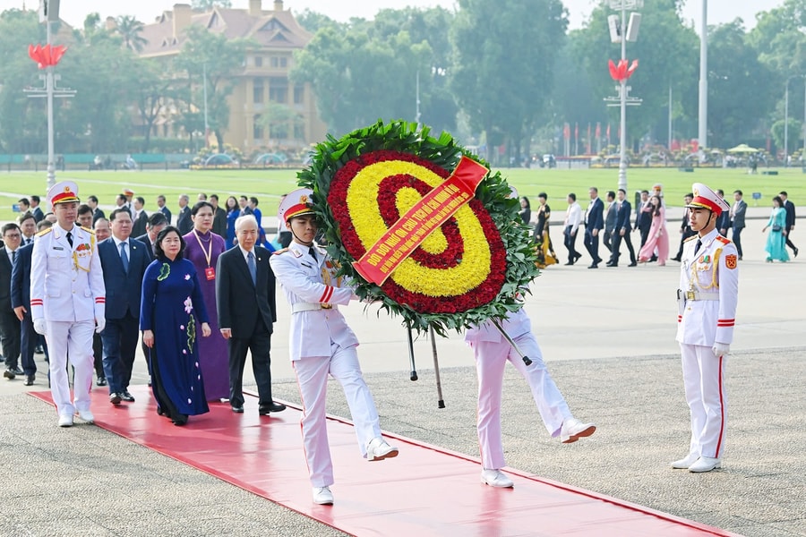 Đại biểu dự Đại hội toàn quốc MTTQ Việt Nam vào Lăng viếng Chủ tịch Hồ Chí Minh