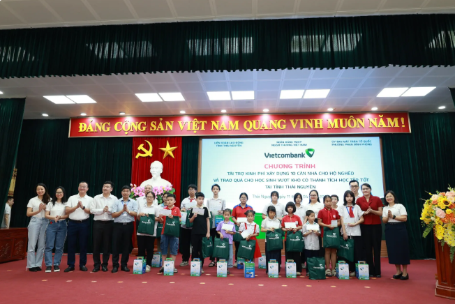 Vietcombank trao kinh phí xây dựng nhà đại đoàn kết tại Thái Nguyên