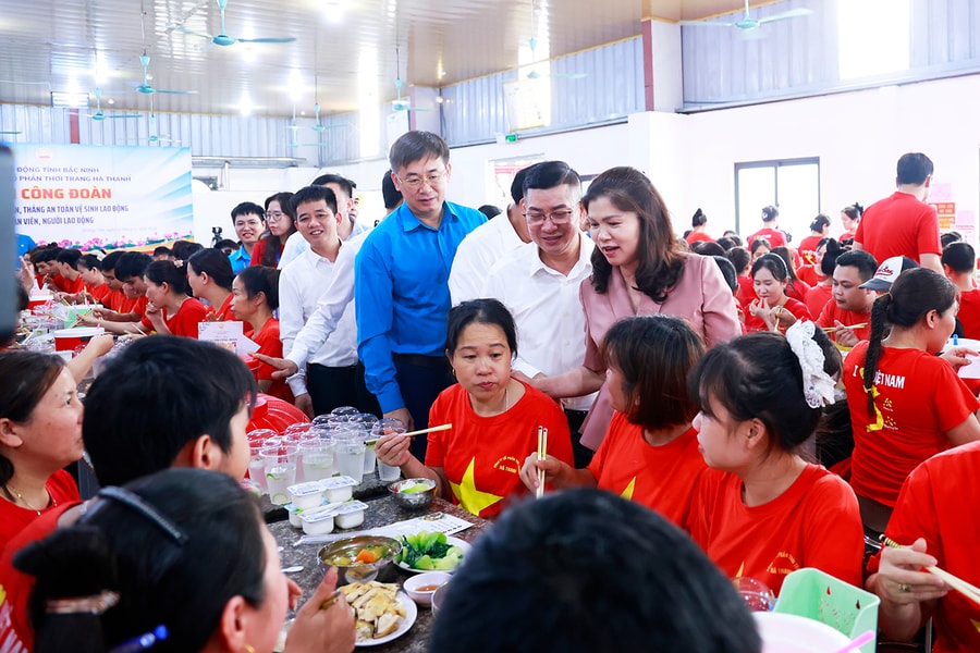 Phó Chủ tịch HĐND tỉnh Bắc Ninh Lâm Thị Hương Thành dự “Bữa cơm Công đoàn” của công nhân lao động