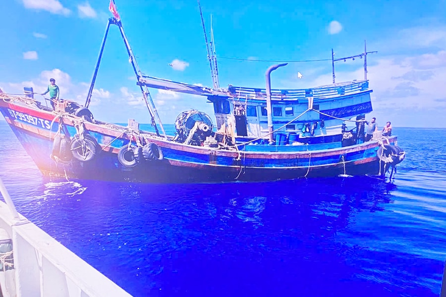 Tàu Kiểm ngư kịp thời cấp cứu ngư dân gặp nạn trên biển