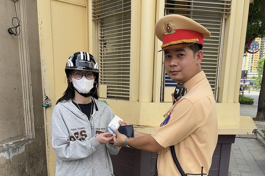 Hà Nội: Rơi mất ví cùng giấy tờ, cô gái bất ngờ được CSGT liên hệ trao trả