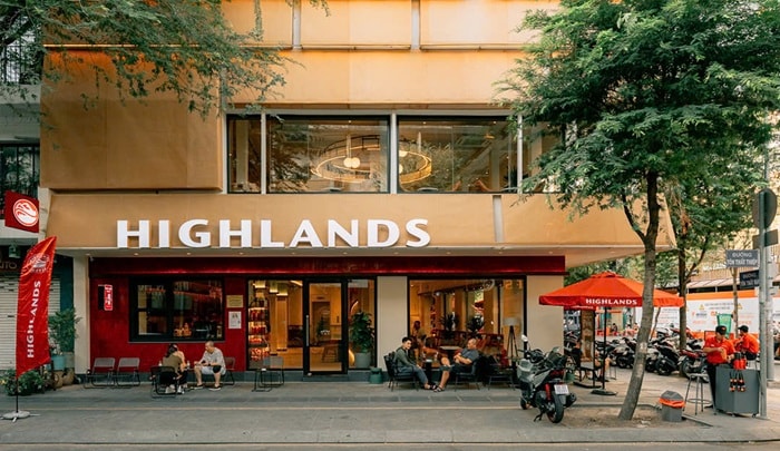 Phía sau con số 300 tỷ: Khi Highlands Coffee buộc phải "tự bẻ cánh" để sinh tồn