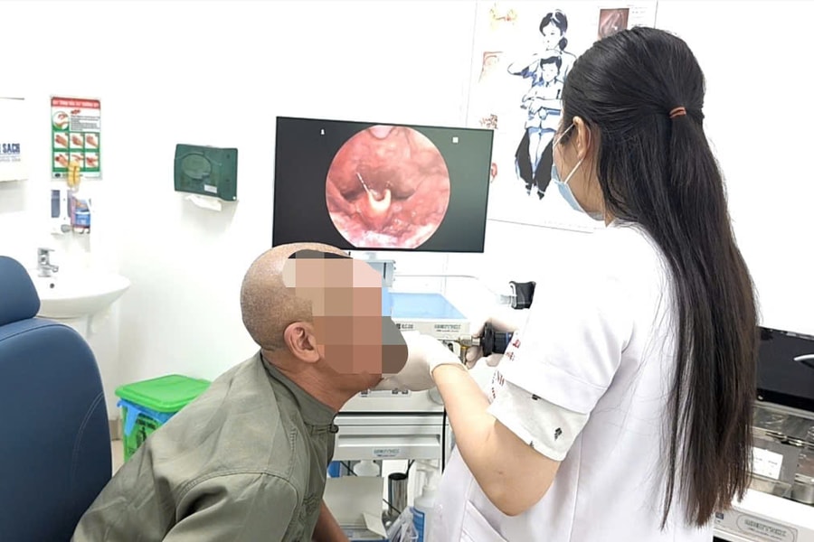 Hy hữu: Người đàn ông Hà Nội suýt tắc thở vì nhai đá giải nhiệt