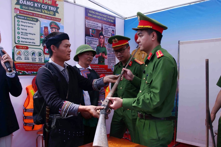 Độc đáo hoạt động đổi súng nhận quà tại Ngày hội “Vì bình yên bản làng” ở Vân Hồ - Sơn La