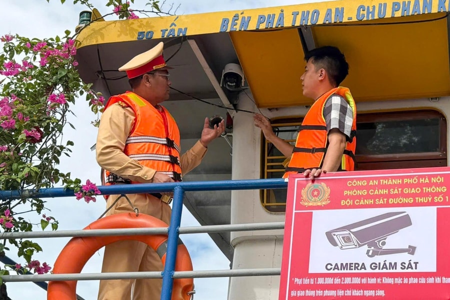 Cảnh sát đường thủy Hà Nội lắp đặt camera giám sát tại các bến khách sang sông