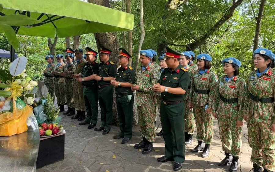 Đội Công binh số 5 dâng hương Chủ tịch Hồ Chí Minh trước khi lên đường làm nhiệm vụ