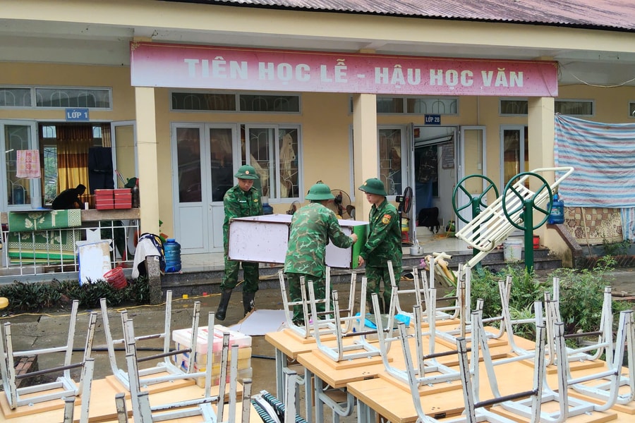 Cao Bằng: Đồn Biên phòng cửa khẩu Lý Vạn tiếp tục giúp đỡ người dân khắc phục hậu quả mưa lũ