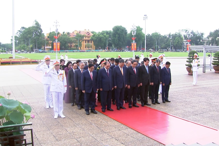 Lãnh đạo Đảng, Nhà nước vào Lăng viếng Chủ tịch Hồ Chí Minh nhân kỷ niệm 136 năm Ngày sinh của Người