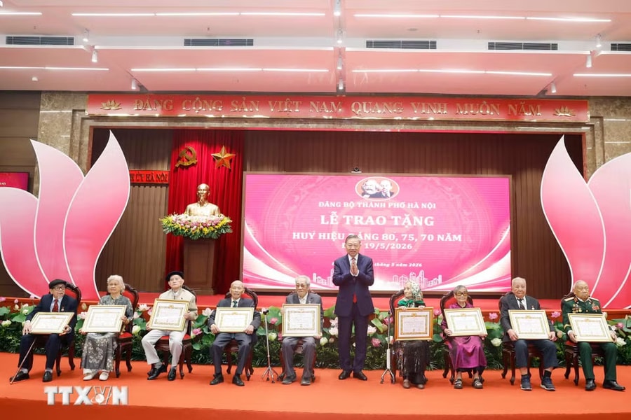 Tổng Bí thư, Chủ tịch nước Tô Lâm dự Lễ trao tặng Huy hiệu Đảng tại Đảng bộ thành phố Hà Nội