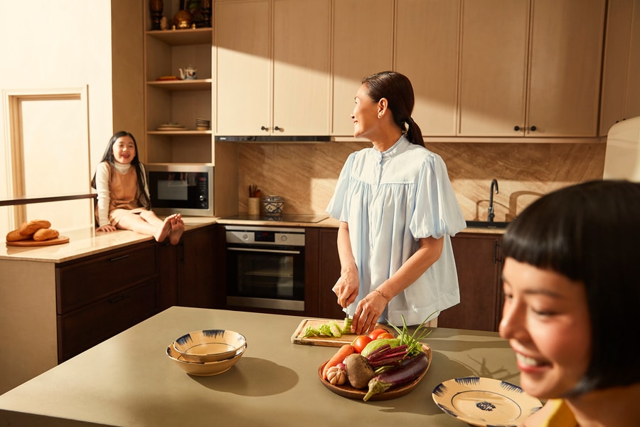 Khảo sát từ Sun Life: Trách nhiệm chăm sóc gia đình khiến phụ nữ Việt Nam đối mặt với “ba tầng áp lực”