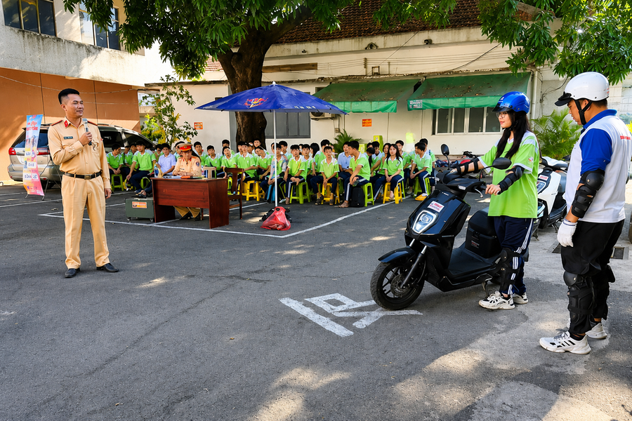 TP. Hồ Chí Minh: CSGT tập huấn lái xe an toàn cho học sinh trước kỳ nghỉ hè