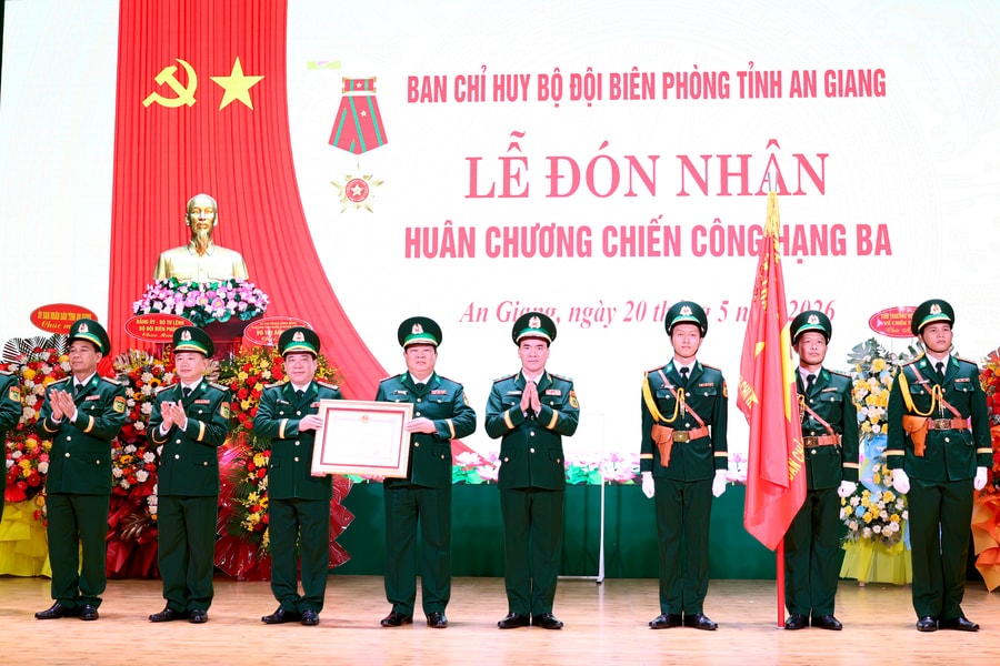 Bộ đội Biên phòng An Giang đón nhận Huân chương Chiến công hạng Ba