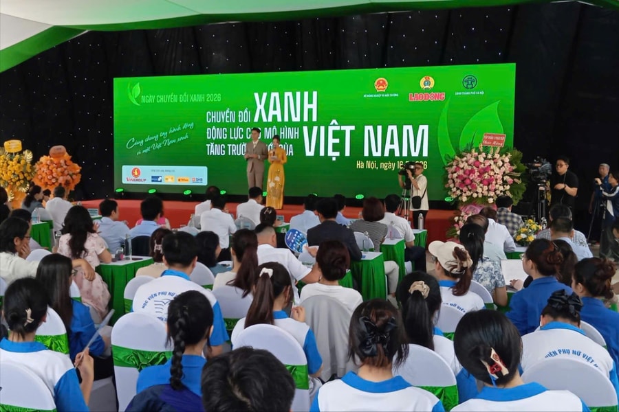 Xe điện dần thay đổi thói quen đi lại của người dân Hà Nội
