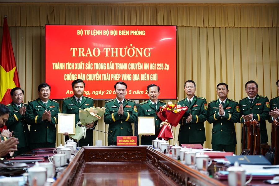 An Giang: Khen thưởng lực lượng phá chuyên án vận chuyển vàng qua biên giới