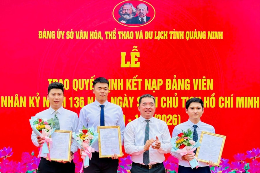 Trang nghiêm lễ trao quyết định kết nạp Đảng viên tại Khu lưu niệm Chủ tịch Hồ Chí Minh trên đảo Cô Tô