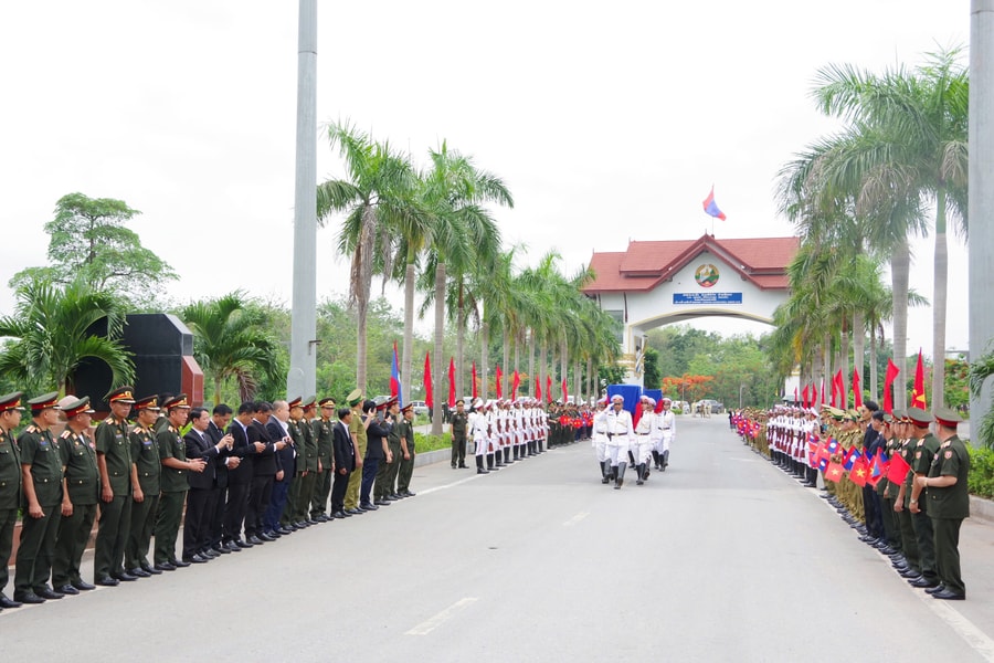 Đón 28 hài cốt liệt sĩ quân tình nguyện và chuyên gia Việt Nam từ Lào về an táng