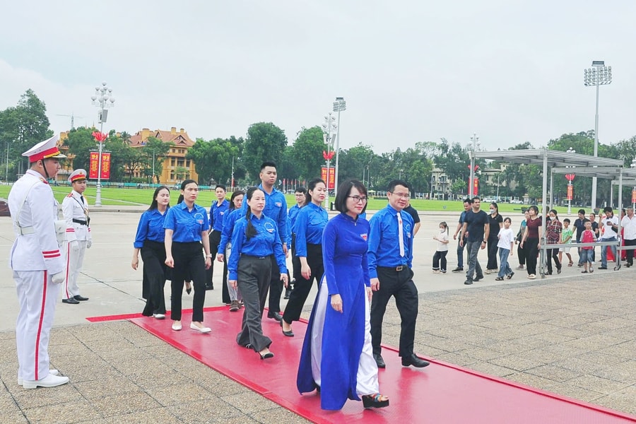 Đoàn Thanh niên Văn phòng Quốc hội vào Lăng viếng Chủ tịch Hồ Chí Minh