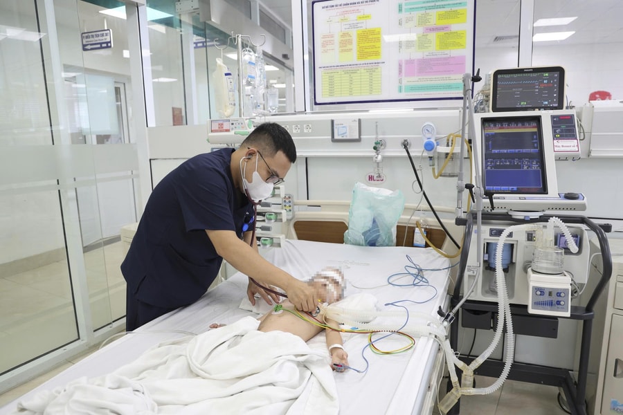 Cứu sống bé 29 tháng tuổi bị viêm phổi nặng sau tai nạn sặc nước