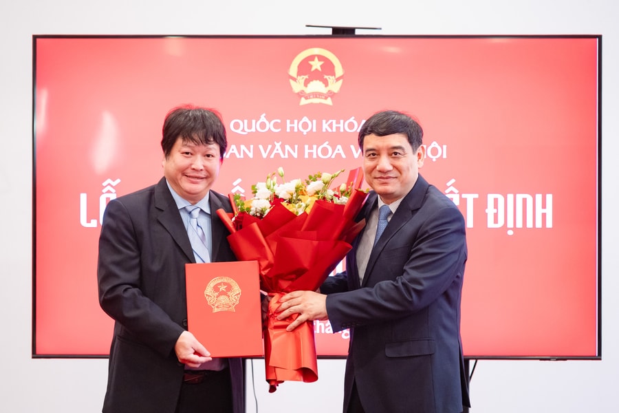 Trao quyết định về công tác cán bộ của Ủy ban Văn hóa và Xã hội