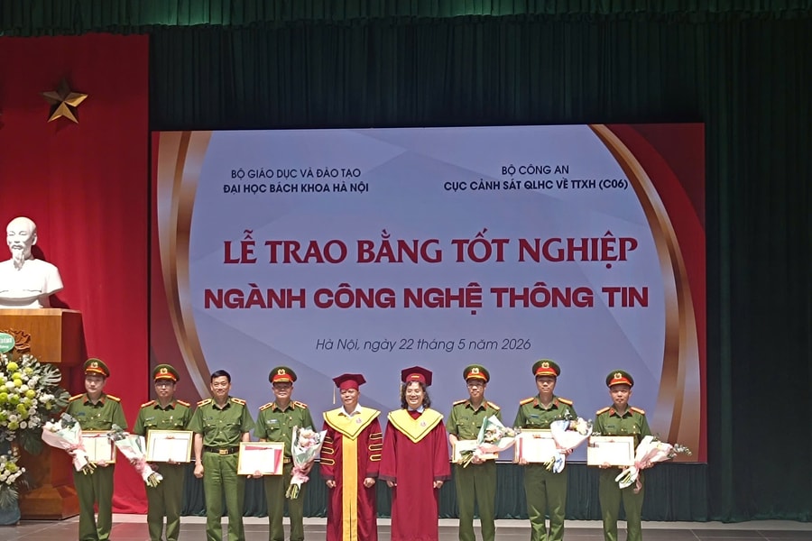 56 cán bộ, chiến sĩ trực tiếp vận hành Đề án số 06 nhận bằng tốt nghiệp ngành công nghệ thông tin