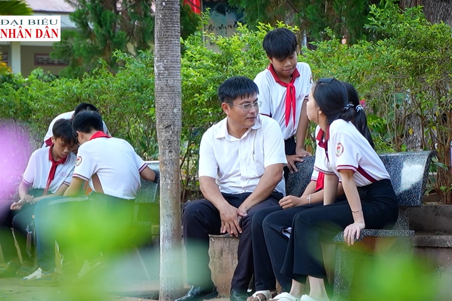 Đắk Lắk: Người thầy nâng bước học trò nghèo nơi đại ngàn