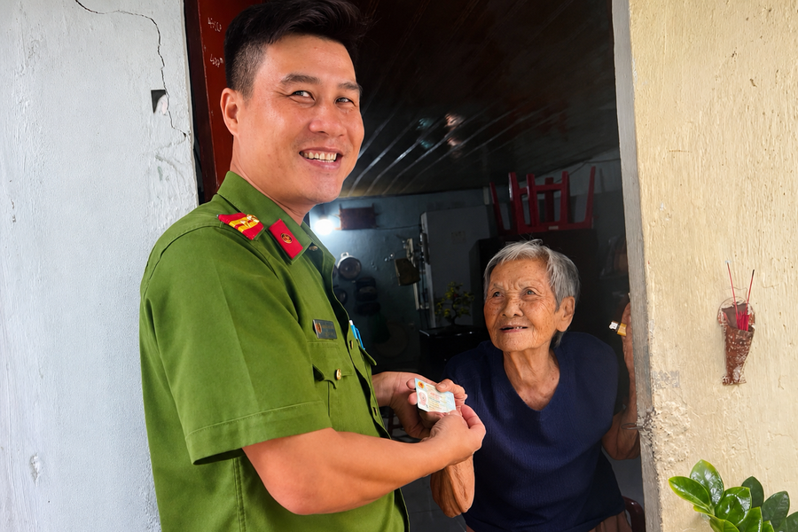 TP. Hồ Chí Minh: Hành trình cấp căn cước cho cụ bà gần 100 tuổi