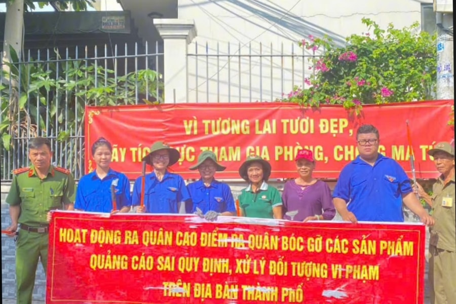 TP. Hồ Chí Minh: Xóa quảng cáo bẩn, giữ gìn mỹ quan đô thị