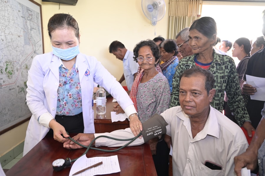 An Giang: Khám bệnh, cấp thuốc đến người dân Campuchia
