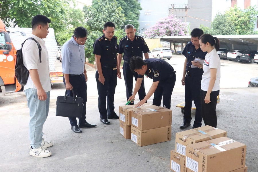 Tạm giữ lô hàng nhập khẩu trị giá 3,5 tỷ đồng có dấu hiệu vi phạm về sở hữu trí tuệ