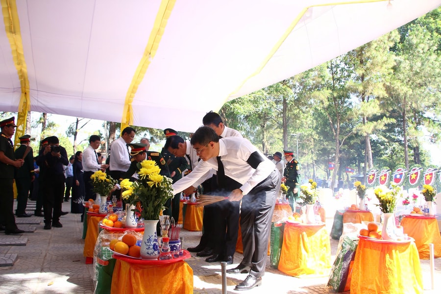 Thủ tướng Lê Minh Hưng dự lễ truy điệu, an táng 28 hài cốt liệt sĩ quân tình nguyện hy sinh tại Lào