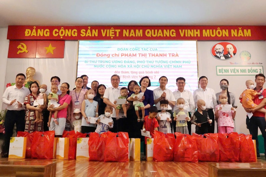 Phó Thủ tướng Phạm Thị Thanh Trà thăm, tặng quà bệnh nhi ung thư tại TP. Hồ Chí Minh