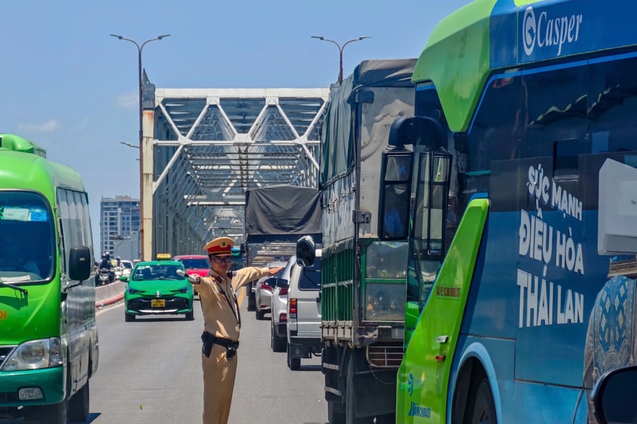 Hà Nội nắng nóng cực điểm, CSGT vẫn kiên trì bám đường chống ùn tắc