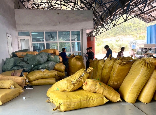 Nhiều hàng hóa vi phạm quyền sở hữu trí tuệ vận chuyển qua biên giới liên tiếp bị chặn đứng