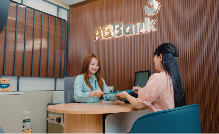 ABBank áp dụng mô hình quầy giao dịch đứng toàn hệ thống, tối ưu trải nghiệm