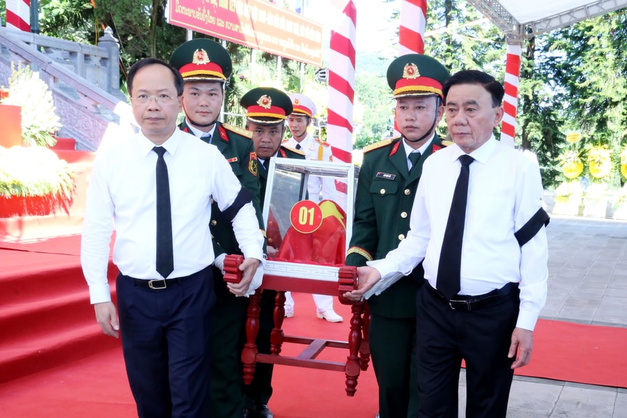 Thường trực Ban Bí thư Trần Cẩm Tú dự Lễ viếng, truy điệu, an táng liệt sĩ tại Hà Tĩnh