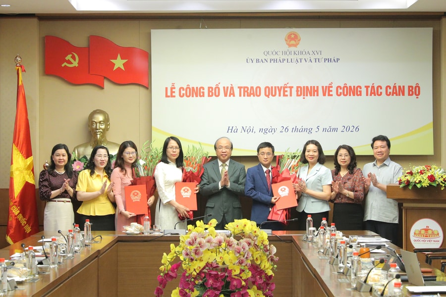 Ủy ban Pháp luật và Tư pháp trao quyết định về công tác cán bộ