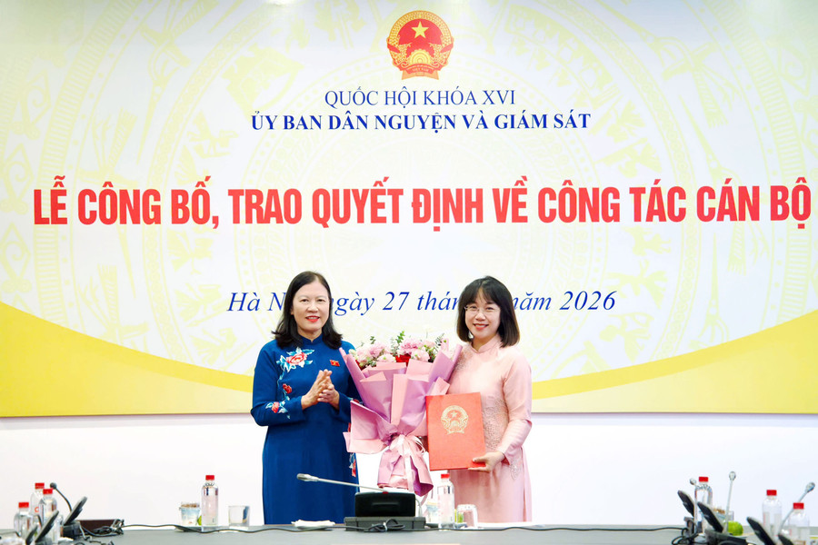 Ủy ban Dân nguyện và Giám sát trao quyết định về công tác cán bộ