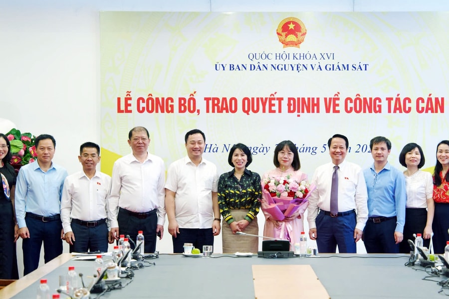 Trao quyết định bổ nhiệm Vụ trưởng Vụ Dân nguyện và Giám sát