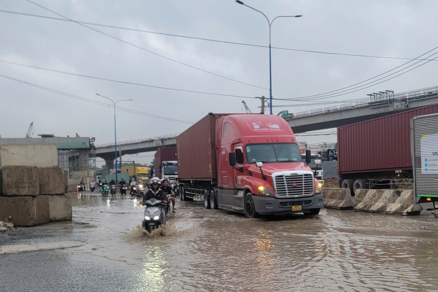 TP. Hồ Chí Minh: Yêu cầu khẩn trương khắc phục hư hỏng mặt đường nút giao Tân Vạn