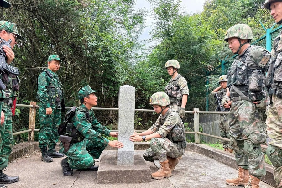 Đồn Biên phòng Cửa khẩu Quốc tế Trà Lĩnh và Trạm Hội ngộ hội đàm Bộ đội Biên phòng địa khu Tịnh Tây (Trung Quốc) tuần tra song phương khu vực biên giới