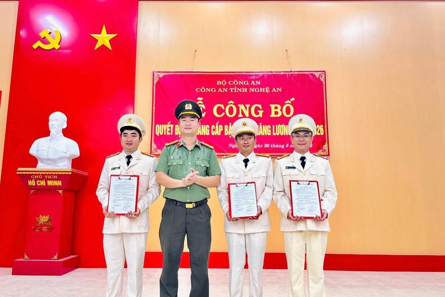 Nghệ An: Công bố quyết định thăng cấp bậc hàm cho Trưởng Công an một số xã